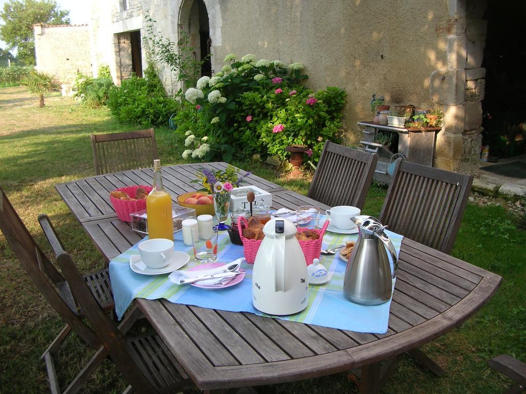 Bed and Breakfast Le Logis De La Poupeliere Vouhe  Экстерьер фото